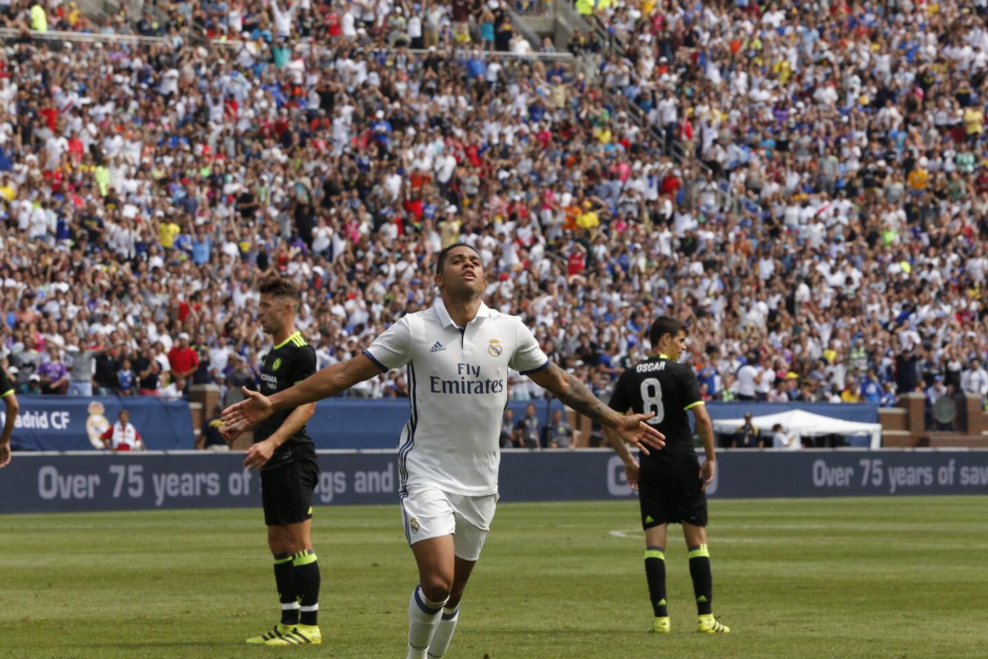 El jugador Mariano Díaz del Real Madrid celebra la anotación de un gol ante el Chelsea durante un partido entre el Real Madrid y el Chelsea FC del International Champions Cup que se realiza en el estadio Michigan en Ann Arbos, Michigan.