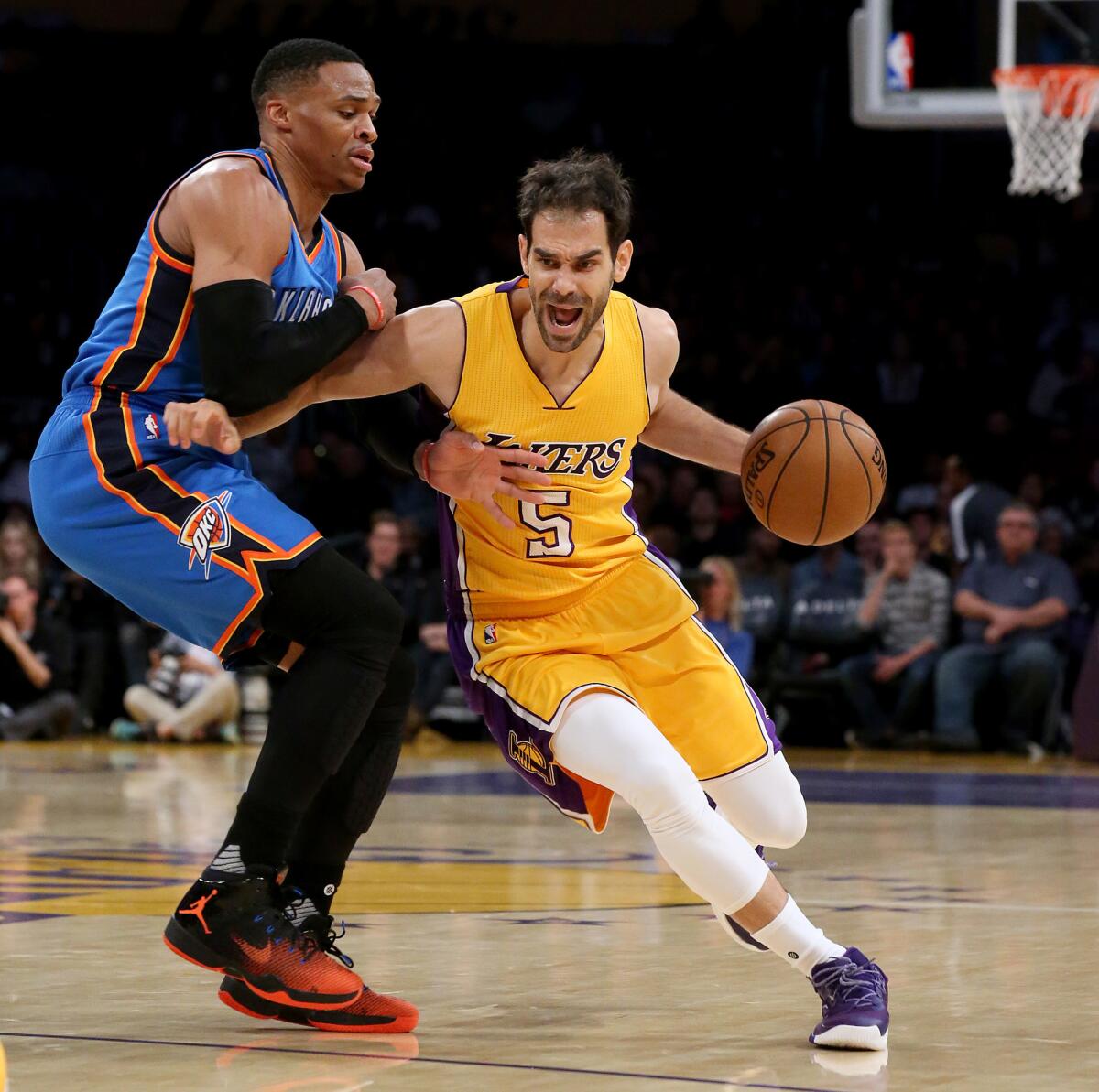 El escolta español de los Lakers de Los Ángeles, José Calderón supera la defensa de Russell Westbrook de los Thunder de Oklahoma.