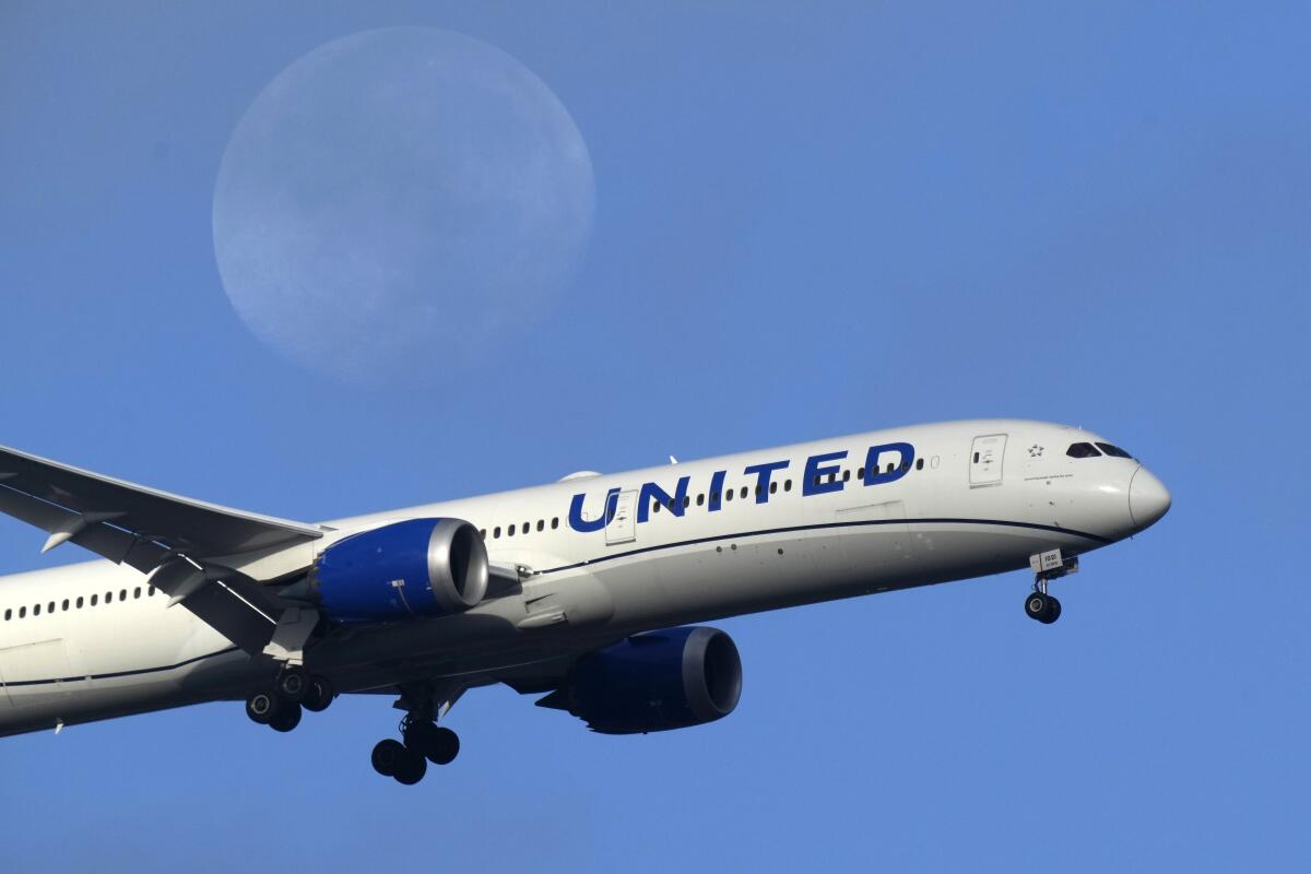 A United Airlines Boeing 787 