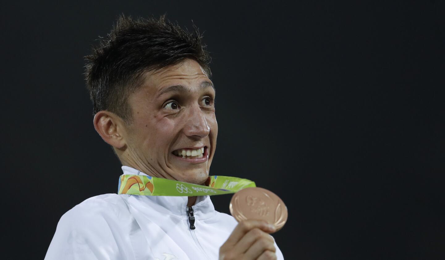 El mexicano Ismael Marcelo Hernández Uscanga sonríe al mostrar su medalla de bronce durante la ceremonia de premiación del pentatlón moderno individual de hombres en los Juegos Olímpicos de Río de Janeiro, Brasil.