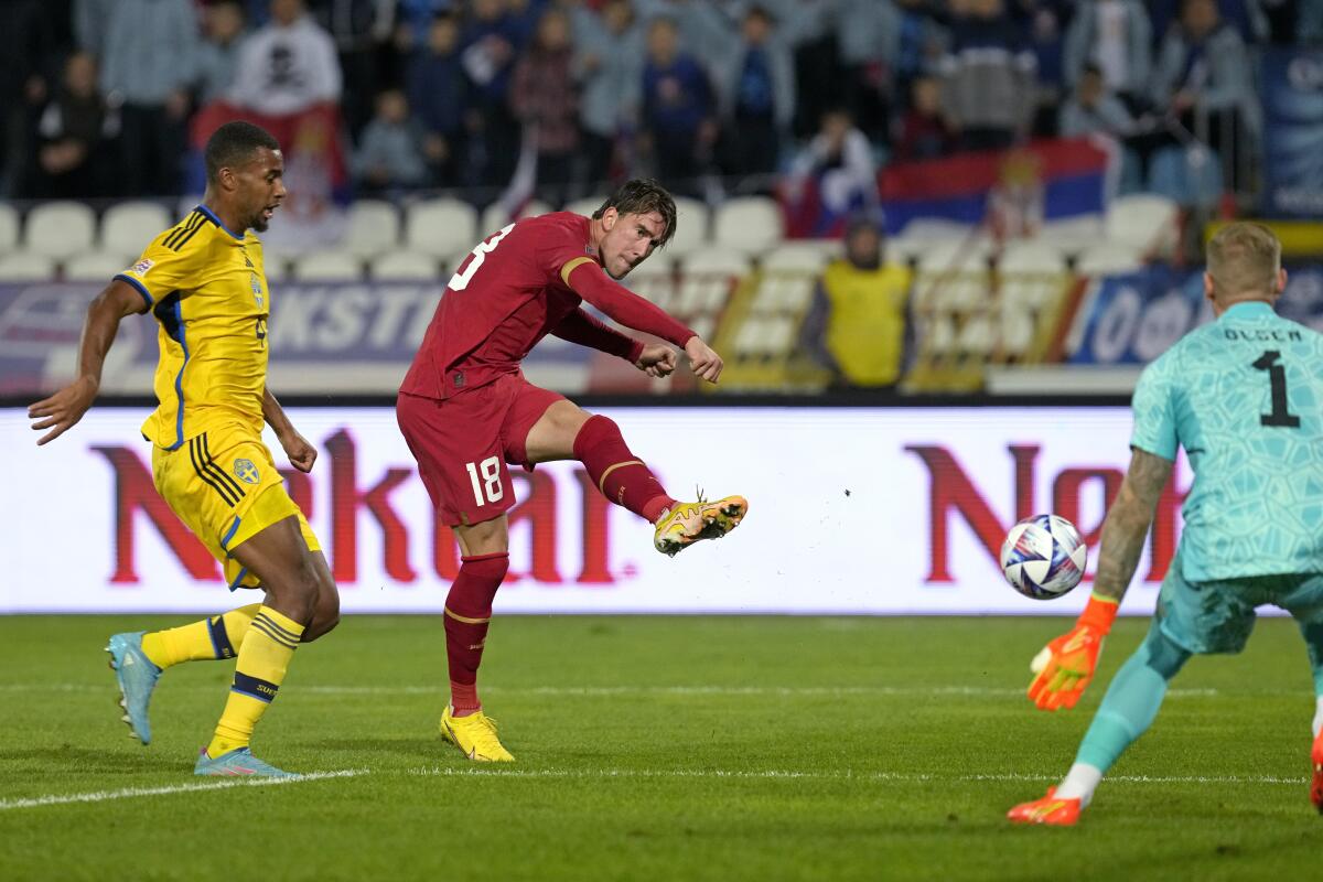 Dusan Vlahovic de Serbia saca un remate durante el partido contra Suecia por la Liga de Naciones de la UEFA