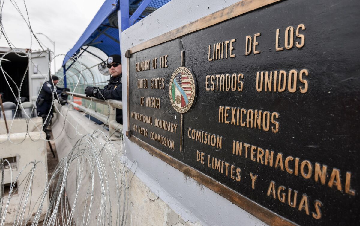  Agentes fronterizos de Estados Unidos vigilan la frontera con México. 