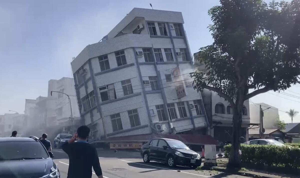 En esta imagen tomada de un video transmitido por TVBS, se ve un edificio 