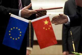 ARCHIVO - Un miembro de la Comisión Europea, a la izquierda, se prepara para intercambiar documentos con la delegación china en una ceremonia de firma tras el 5to Diálogo Chino-UE de alto nivel sobre economía y comercio en la casa de huéspedes estatal Diaoyutai en Beijing, el 28 de septiembre de 2015. (AP Foto/Andy Wong, Archivo)