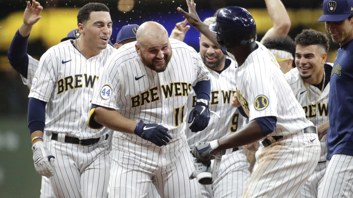 Tellez delivers again as Brewers edge Giants 2-1 in 10 - ABC7 San