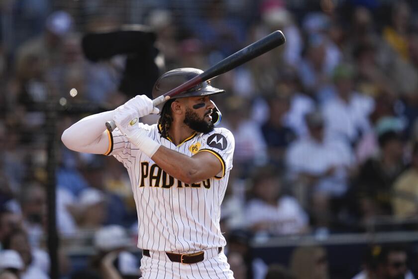 Fernando Tatis Jr., de los Padres de San Diego, hace un swing de práctica previo a batear durante la tercera entrada del juego de béisbol en contra de los Tigres de Detroit el lunes 2 de septiembre de 2024, en San Diego. (AP Foto/Gregory Bull)