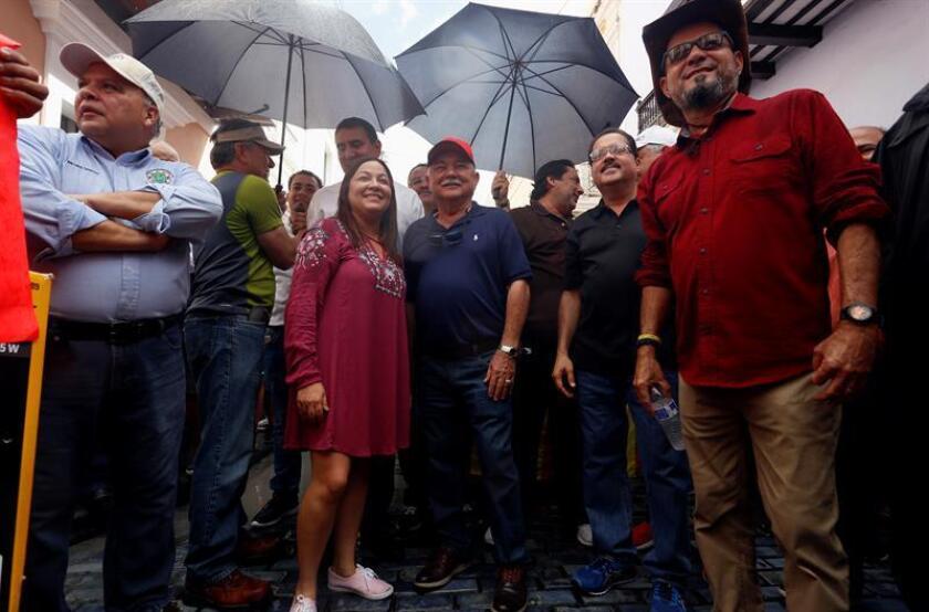 La alcaldesa de Morovis, Carmen Maldonado (c), acompañada de otros alcaldes, participa en un evento para continuar la reconstrucción del lugar por los daños causados por el huracán María. EFE/Archivo