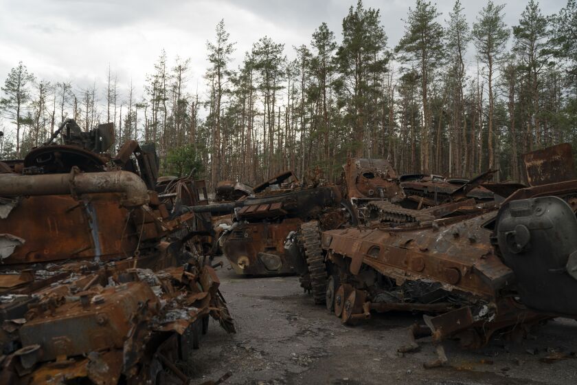 En esta imagen del miércoles 5 de octubre de 2022 se ven tanques rusos destruidos a las afueras de Lyman, una localidad recuperada recientemente por las fuerzas ucranianas. (AP Foto/Leo Correa)