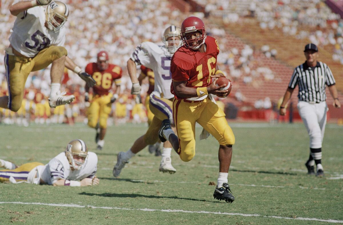 Le quart-arrière de l'USC Rodney Peete court pour un touché contre Washington le 15 octobre 1988 au Coliseum.