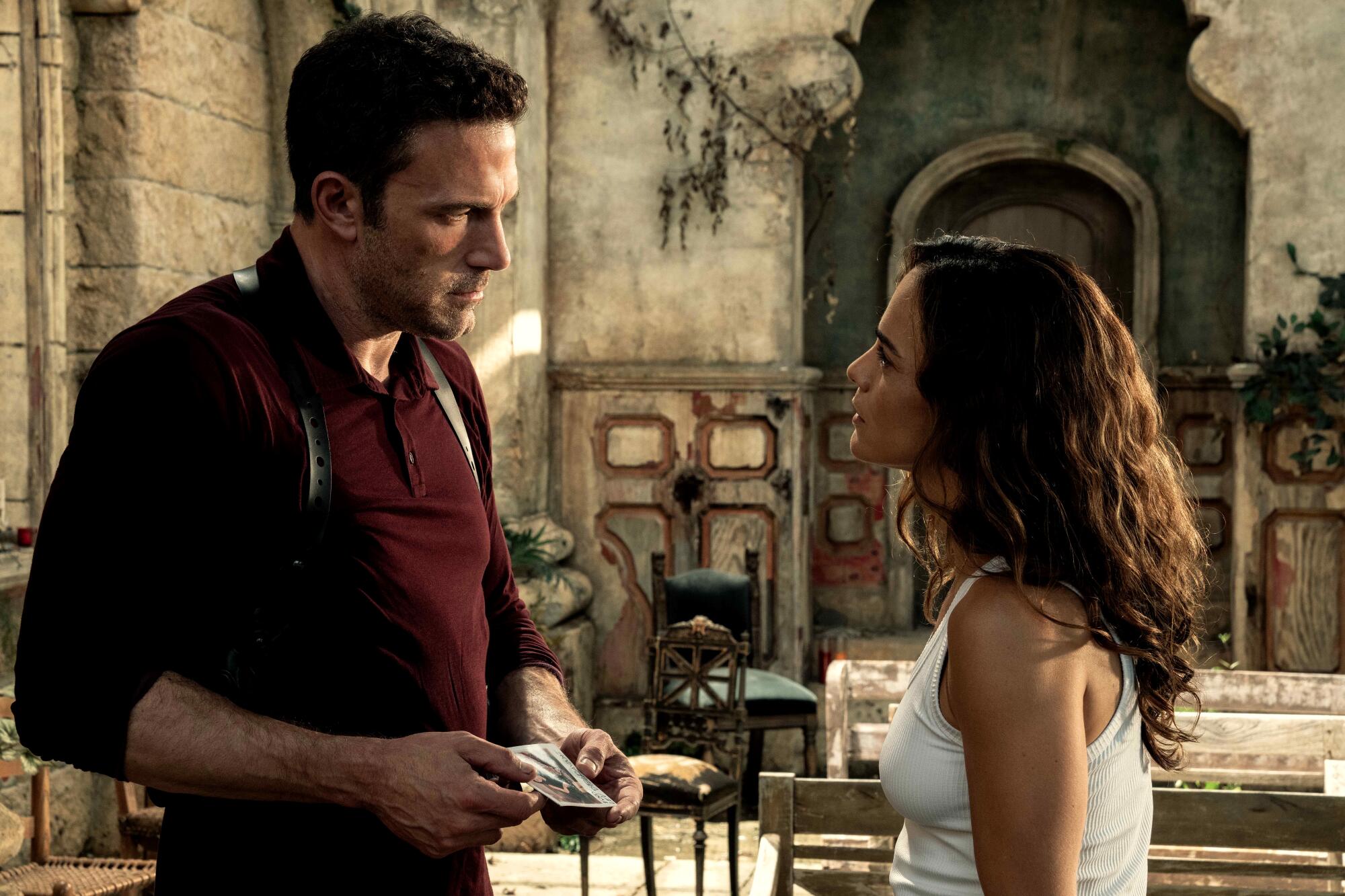 Ben Affleck y Alice Braga en una escena de "Hypnotic".