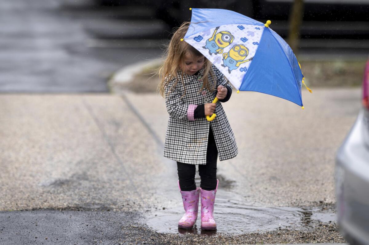 Kennedy Shoemaker, de 2 años, pone a prueba su ropa de lluvia