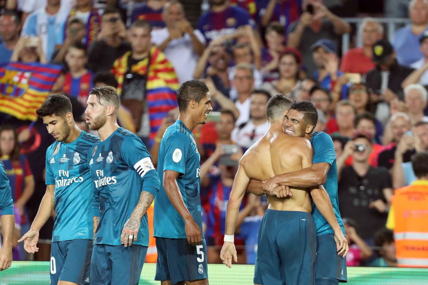 l delantero portugués del Real Madrid Cristiano Ronaldo celebra con sus compañeros su gol marcado ante el Barcelona, el segundo del conjunto blanco. EFE