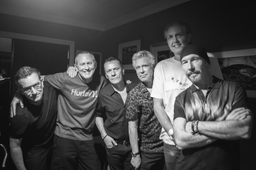 Kevin en Bean met U2: vanaf links, Bono, Kevin Ryder, Larry Mullen Jr, Adam Clayton, Gene "Bean" Baxter en the Edge."Bean" Baxter and the Edge.