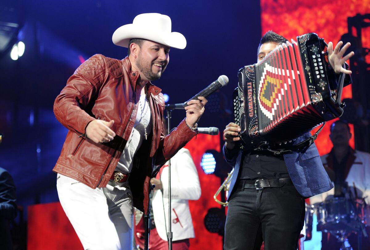 Roberto Tapia llega Inglewood en concierto.