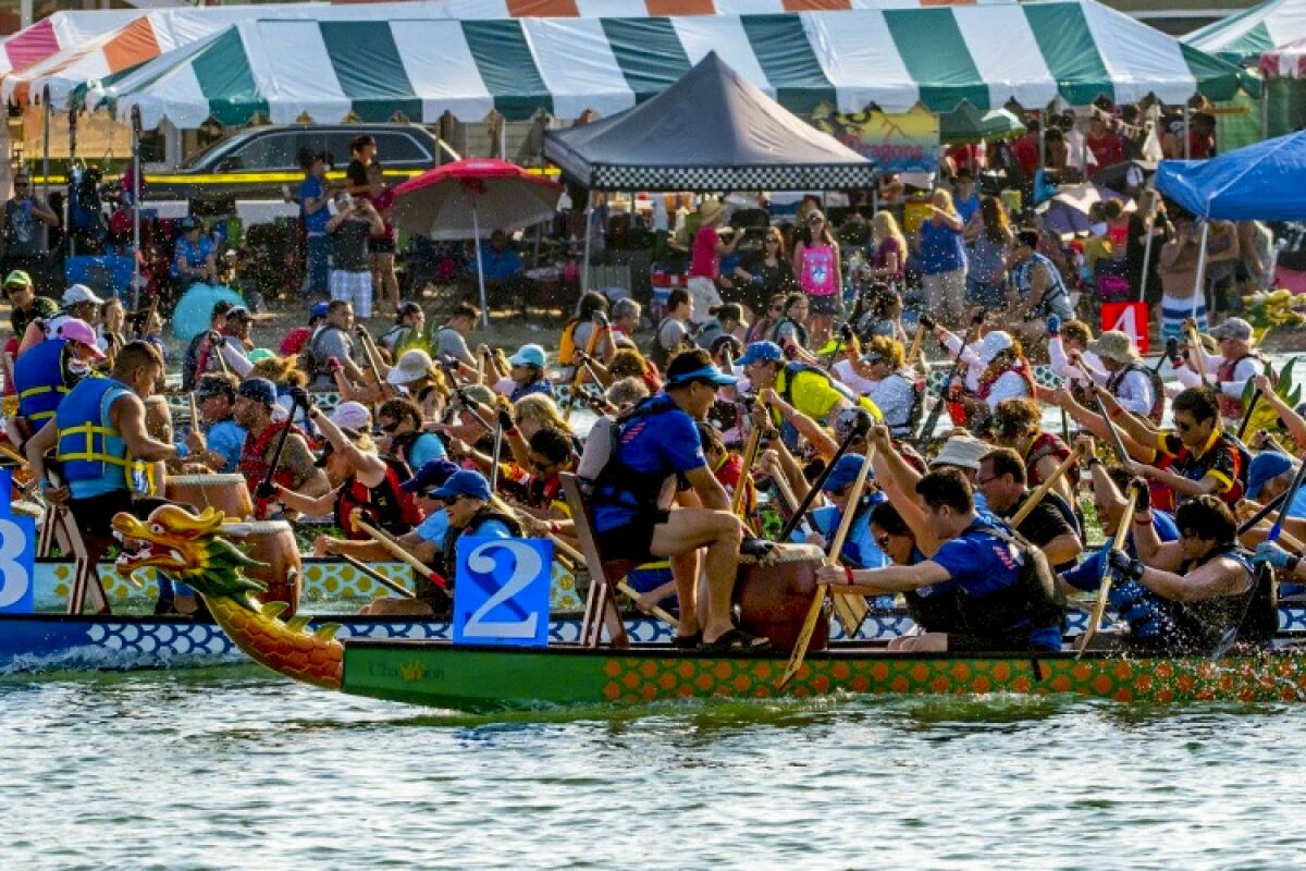 A photograph of dragon boating.