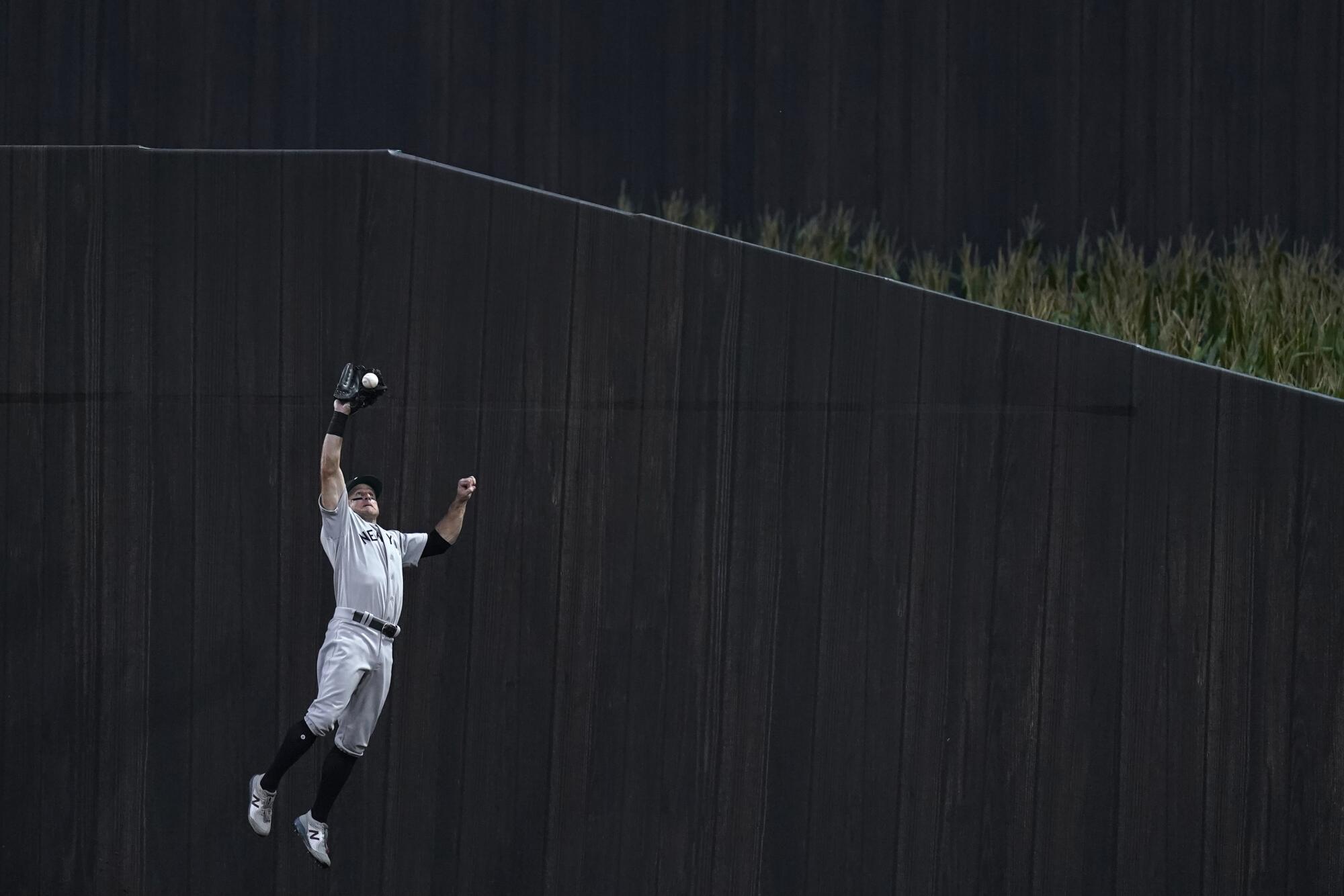 Yankees center fielder Brett Gardner jumps to catch a fly ball.