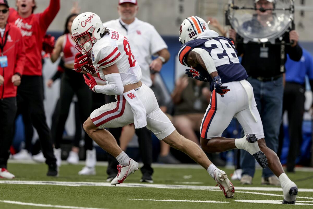 Houston wide receiver Jake Herslow (87) catches a pass for the go-ahead touchdown in the Birmingham Bowl.
