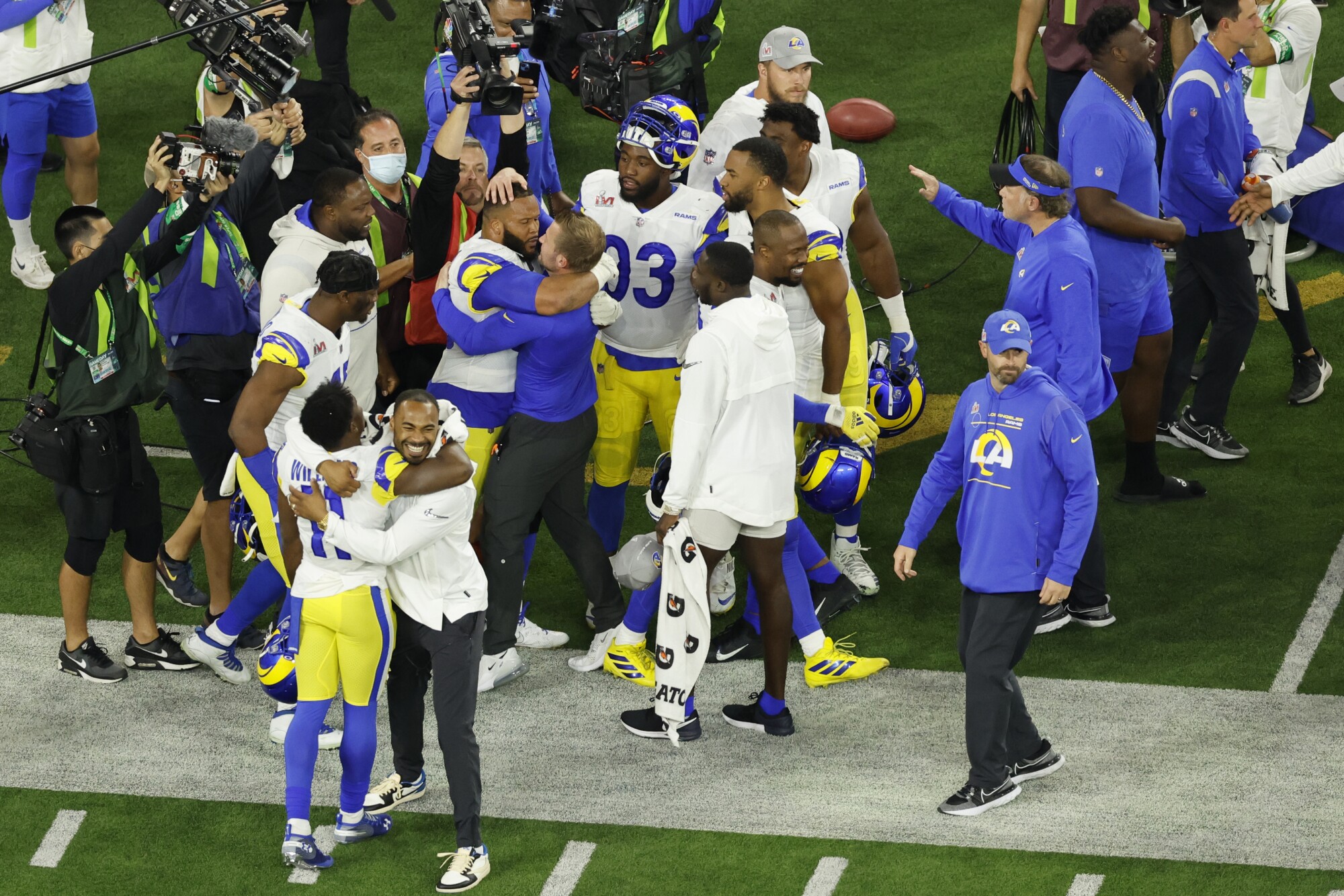 Rams-Verteidiger Aaron Donald und Trainer Sean McVay umarmen sich nach dem Gewinn des Super Bowl LVI.