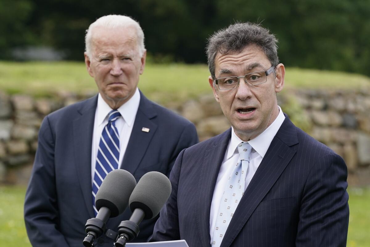 Foto del 10 de junio de 2021: el presidente Joe Biden escucha al director general de Pfizer, Albert Bourla