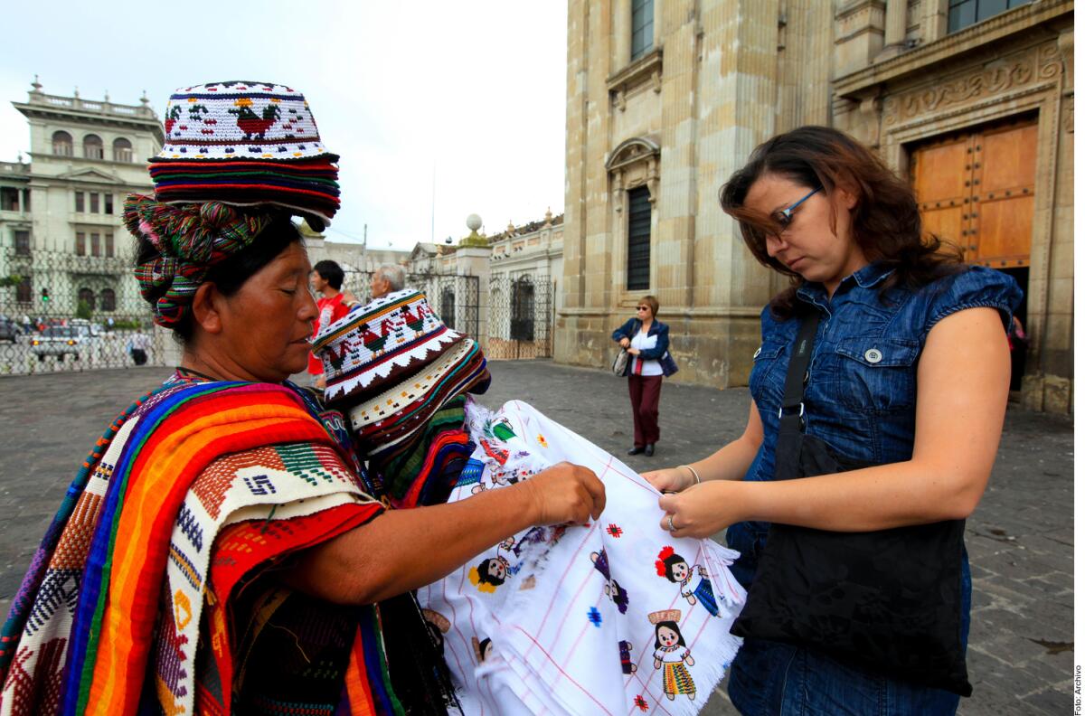 Visitar las ciudades y pueblos de Guatemala.