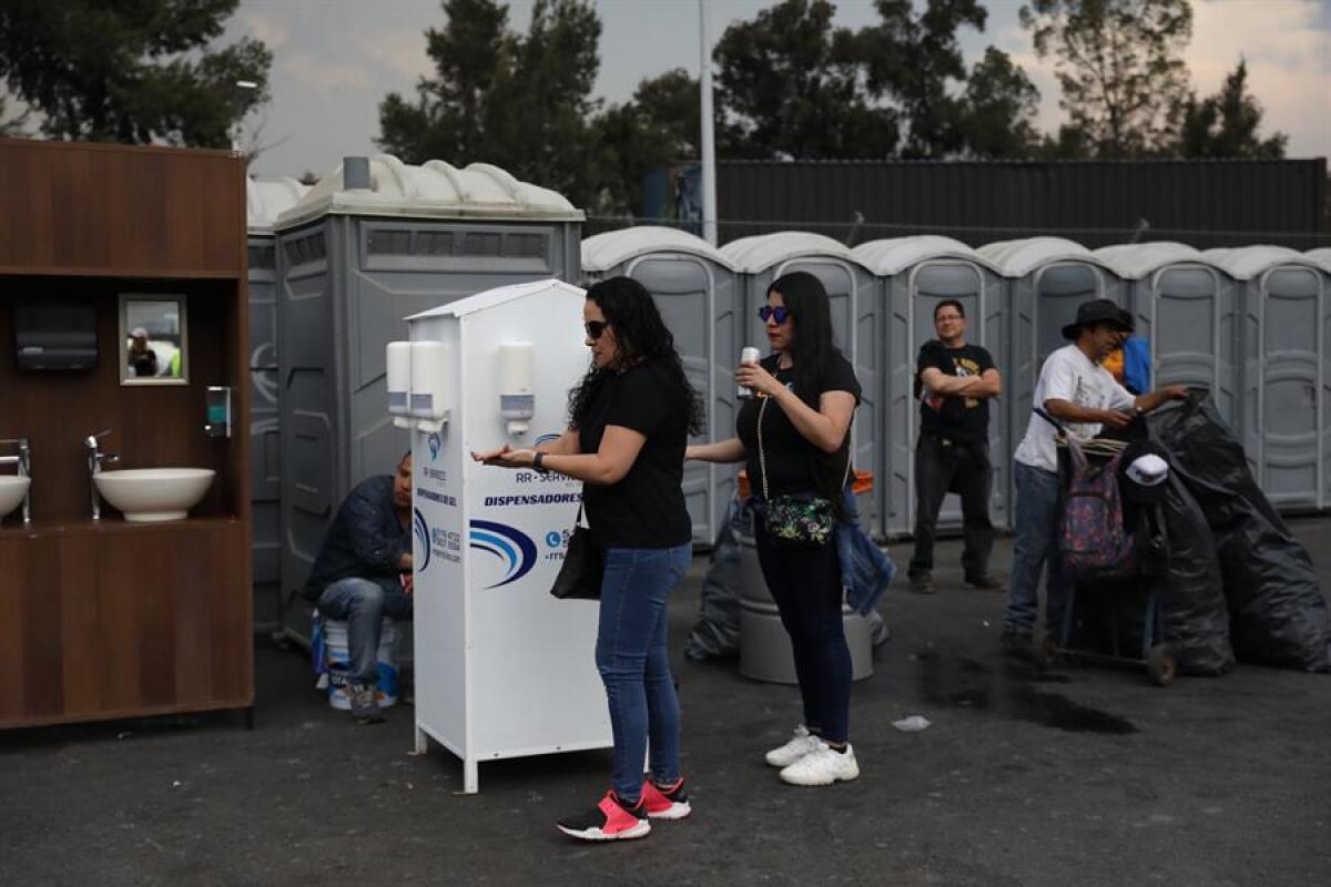 Dispensadores de antobacteriales colocaron en el festival.