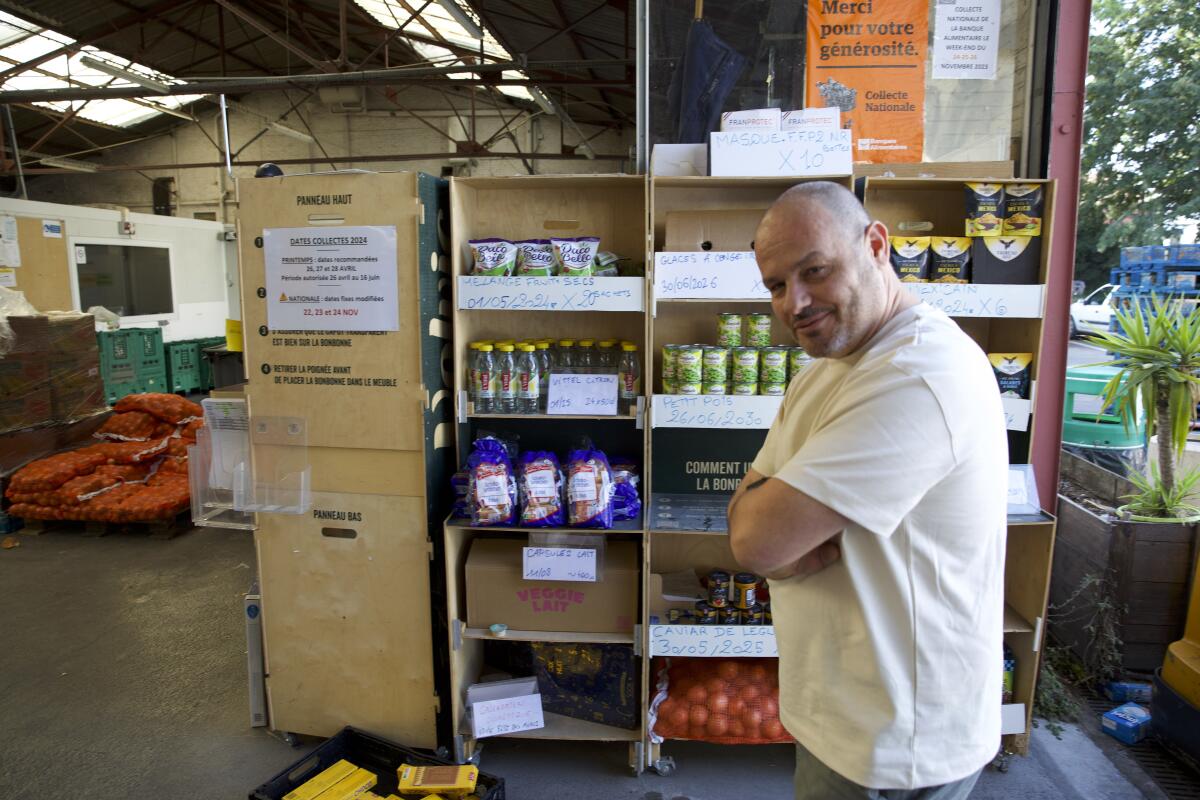 Nicolas Dubois, gerente de almacén de un banco de alimentos, posa para una foto el martes