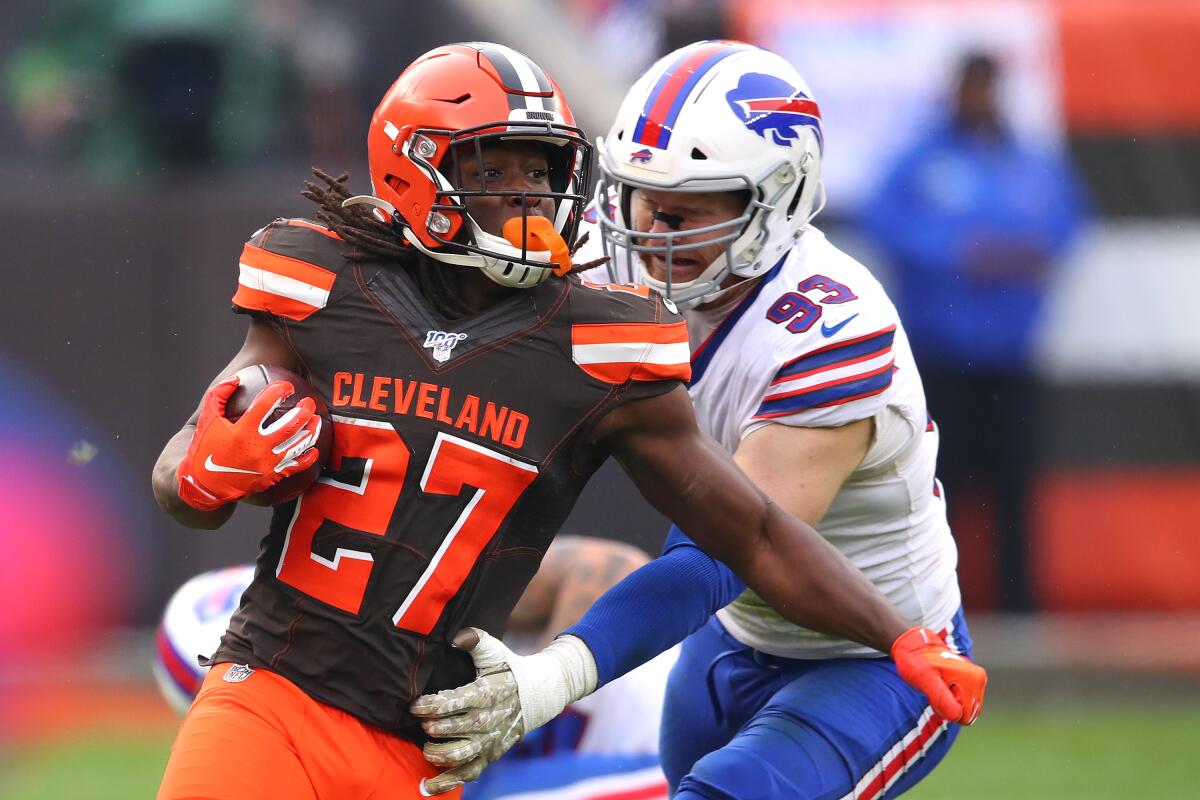 Cleveland Browns running back Kareem Hunt carries the ball in front of Buffalo Bills defensive end Trent Murphy.