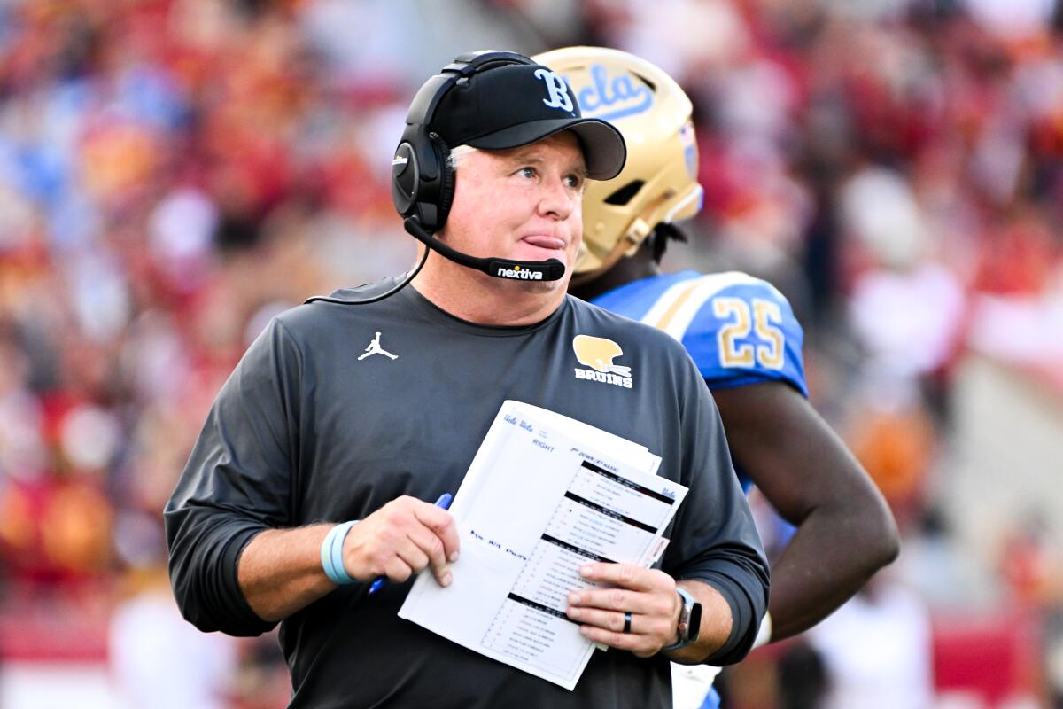 Eski UCLA futbol koçu Chip Kelly, Kasım ayında USC'ye karşı kazanılan galibiyet sırasında kenarda duruyor.