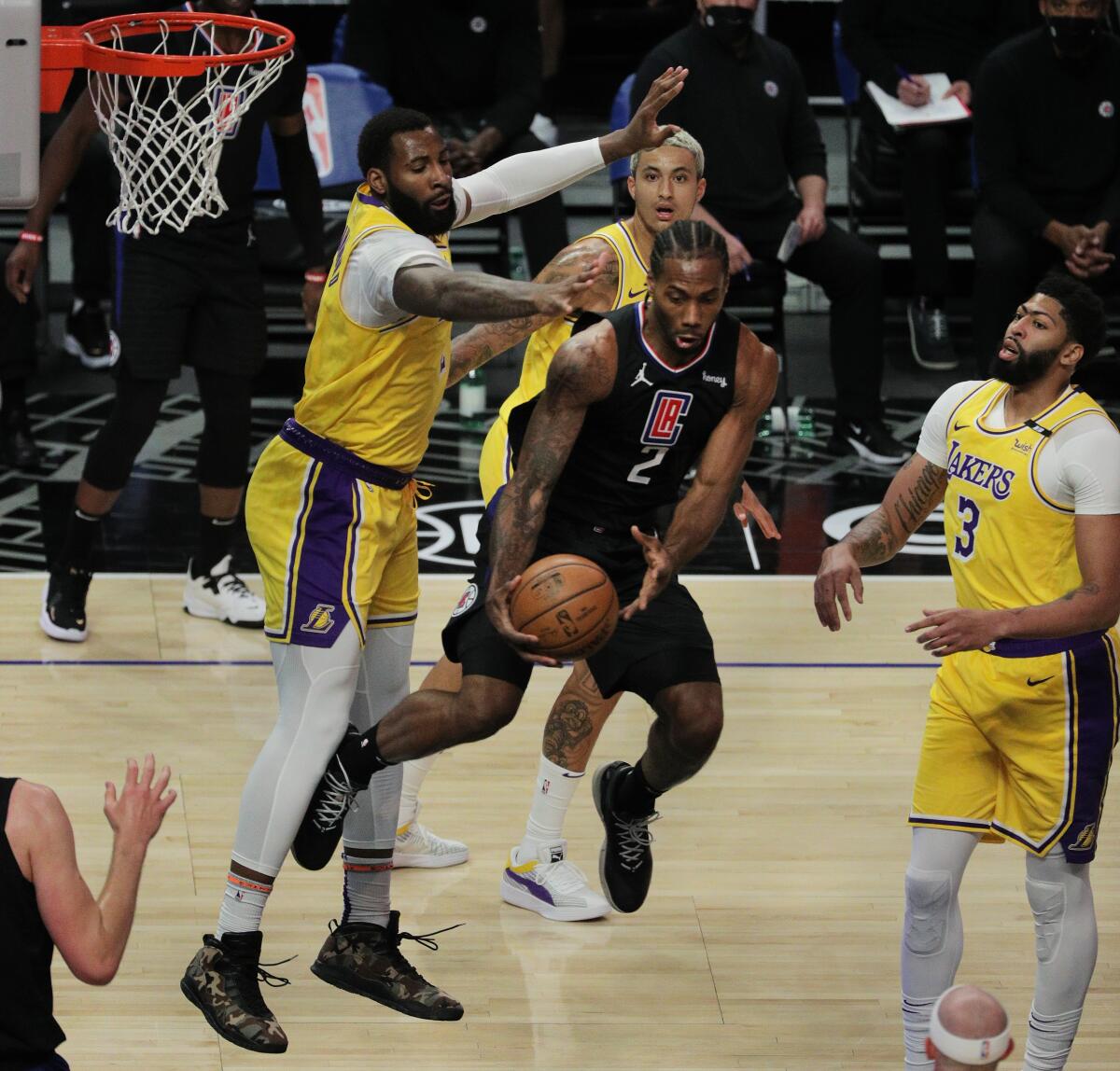 Leonard returns, hits game-winner as Clippers beat Hornets