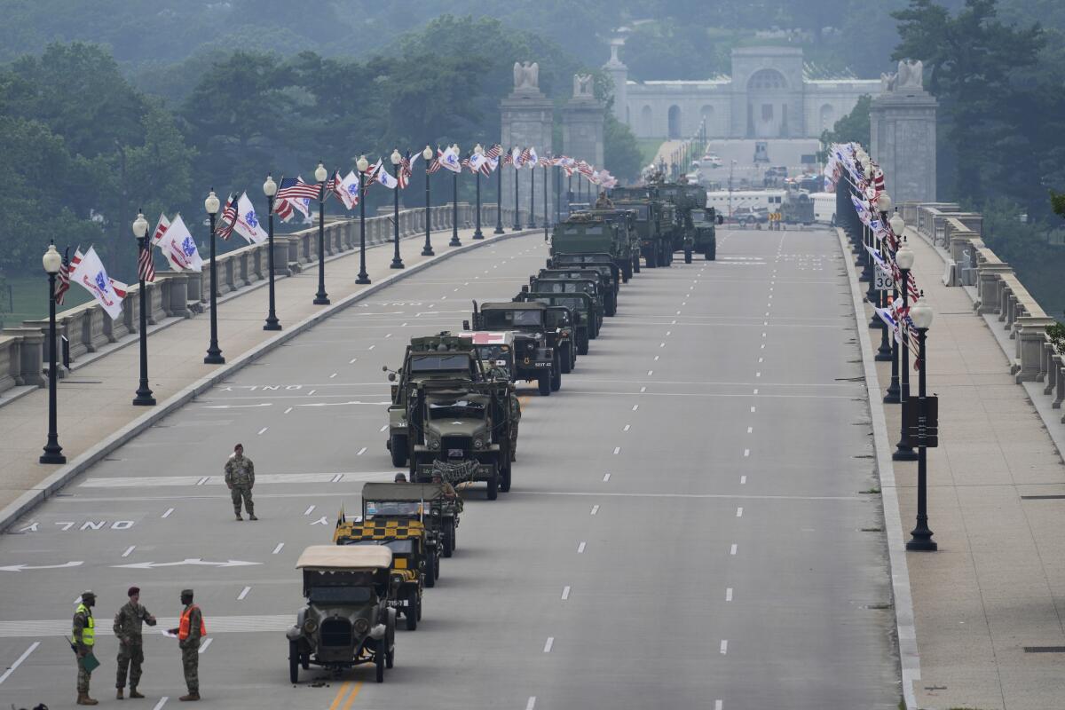 Kendaraan militer melintasi Sungai Poto McCong ke Washington untuk pergi ke parade Presiden Trump.