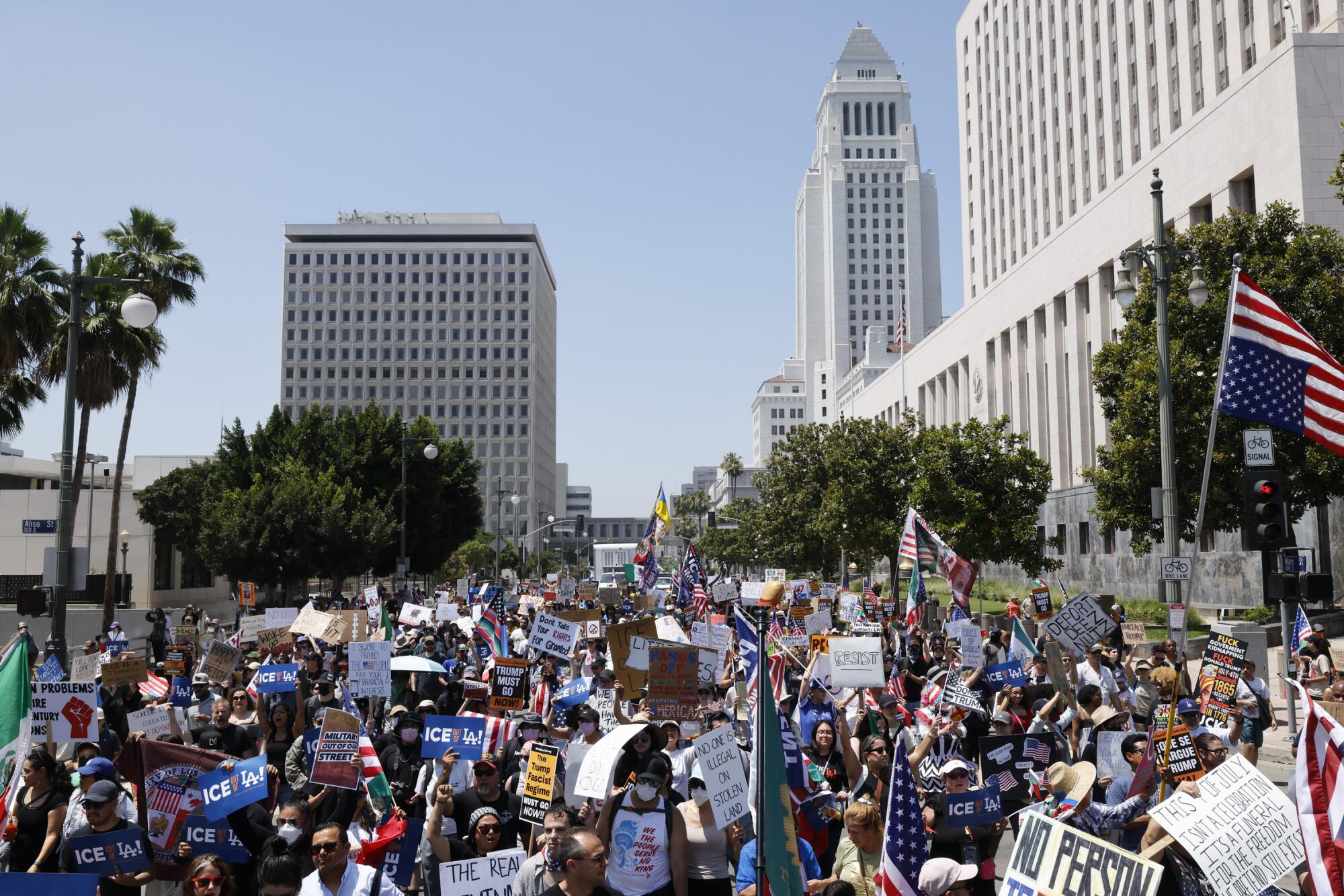 March de protestas en las calles del centro de Los Ángeles