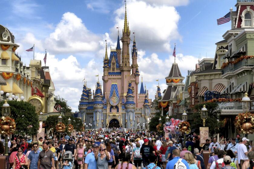 ARCHIVO - Una multitud se congrega en Main Street USA frente al castillo de la Cenicienta en el Reino Mágico, en el 50 aniversario de Walt Disney World en Lake Buena Vista, Florida, el 1 de octubre de 2021. (Joe Burbank/Orlando Sentinel vía AP, Archivo)