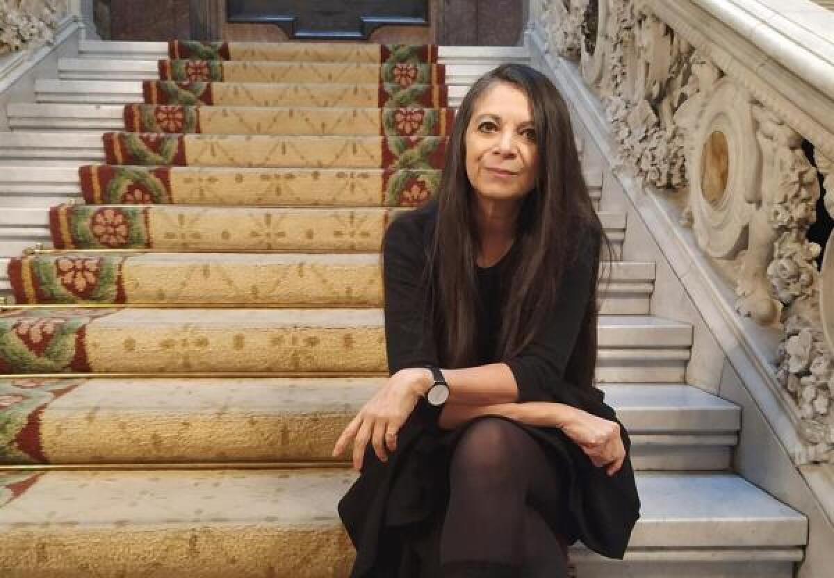 Fotografía de archivo de la novelista y dramaturga mexicana Carmen Boullosa posando en la Casa de América de Madrid (España).