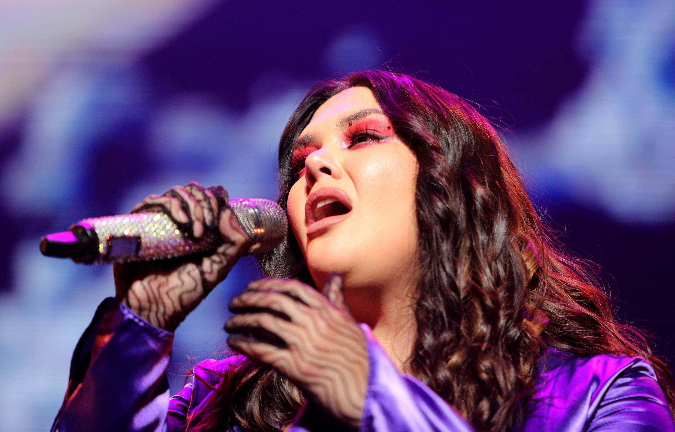 Una noche de copas, canciones y aplausos con Yuridia - Los Angeles Times