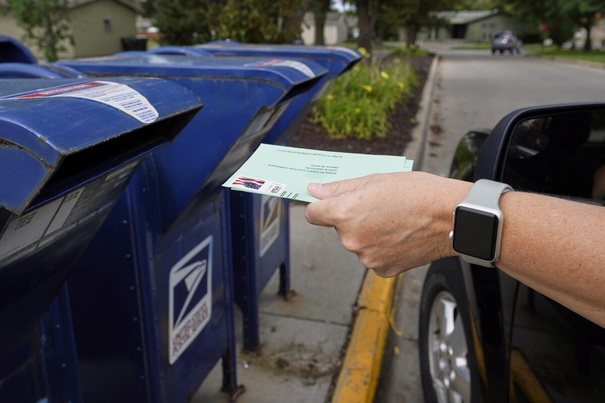 Juez bloquea cambios que lentifican al correo en EEUU 