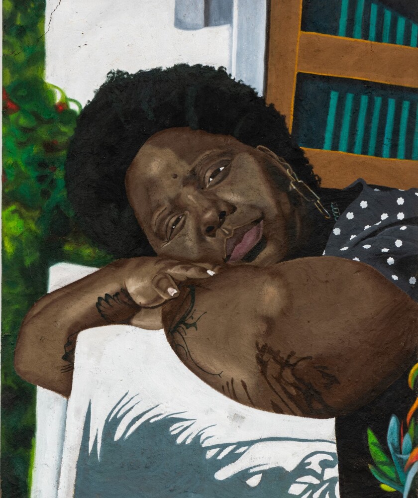 rafa esparza, "chillin besar dengan Patrisse," potret wanita kulit hitam bersandar pada bentuk putih.