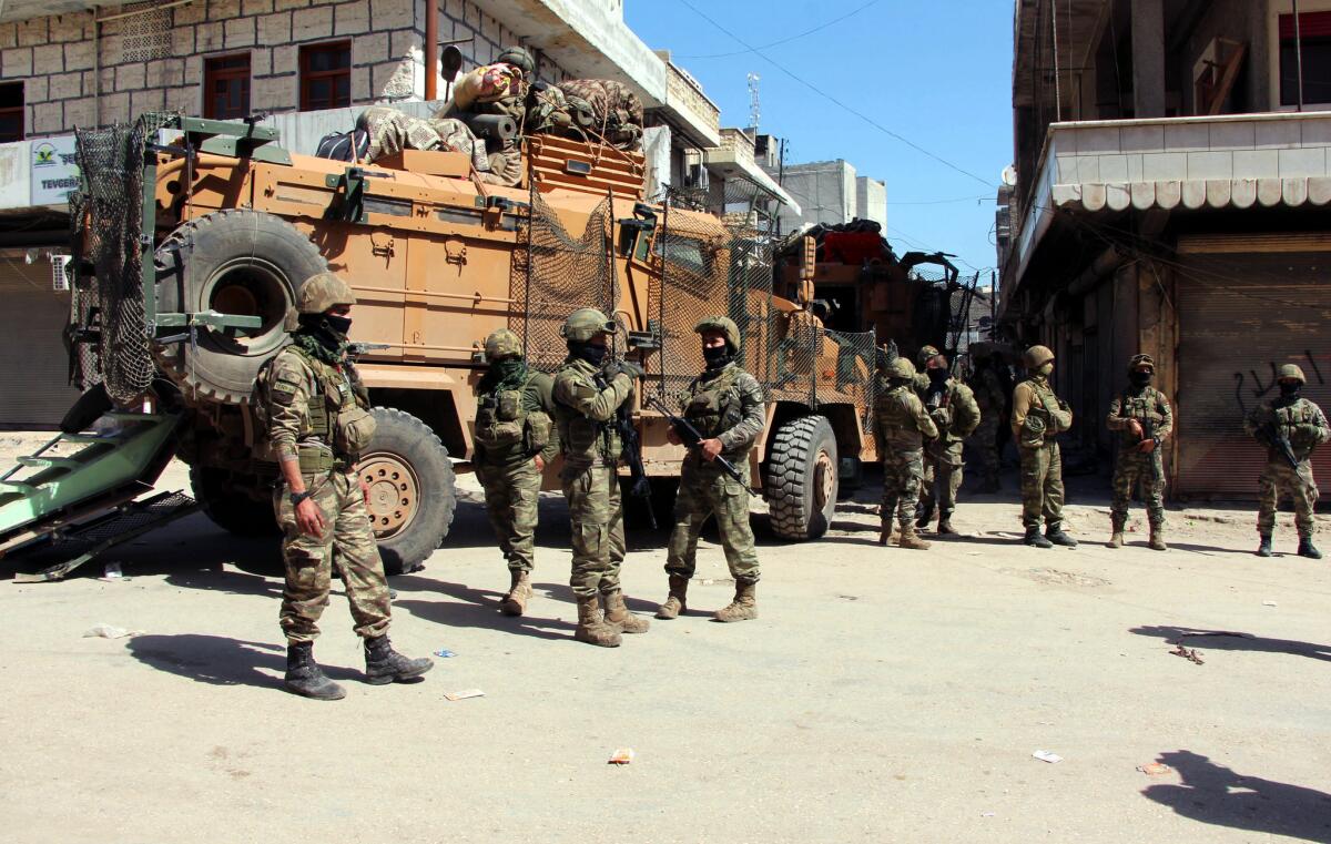 Soldados turcos ocupan posiciones el lunes 19 de marzo de 2018 en el centro de la ciudad de Afrin, en el noroeste de Siria, un día después de que la capturaran.