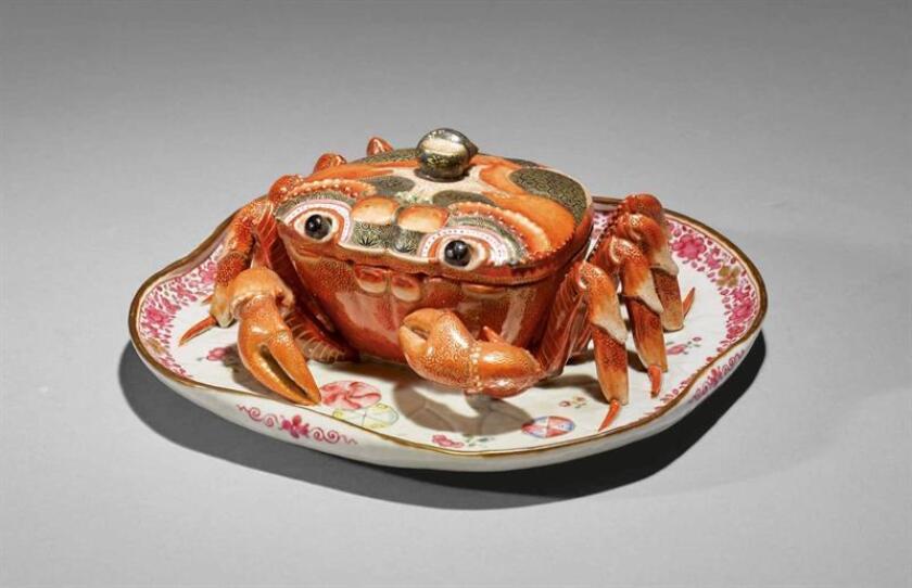 Fotografía sin fecha cedida por Sotheby's de un raro ejemplar de cerámica de China de la dinastía Qing en forma de cangrejo que se vendió hoy por 375.000 dólares durante una subasta hoy en Nueva York (EE.UU.). EFE/Sotheby's/SOLO USO EDITORIAL/NO VENTAS