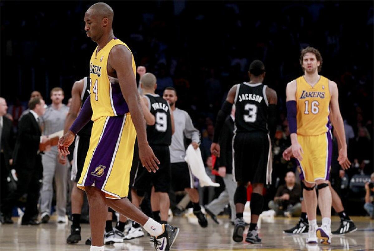 Kobe Bryant walks to the bench after the Spurs' Danny Green hit a go-ahead three-pointer late in the game.