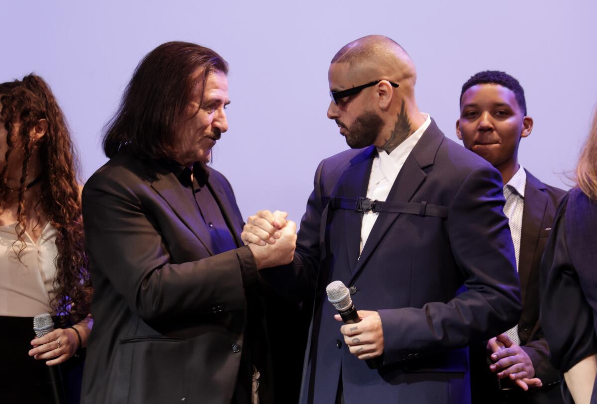 Luis Cobos, Chairman de la Fundación Cultural Latin Grammy, junto a Nicky Jam