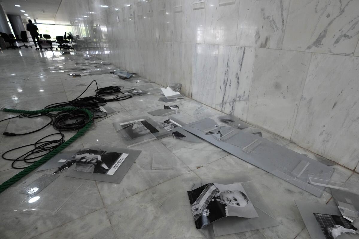 Fotografías de expresidentes brasileños yacen desperdigadas en el piso del vestíbulo 