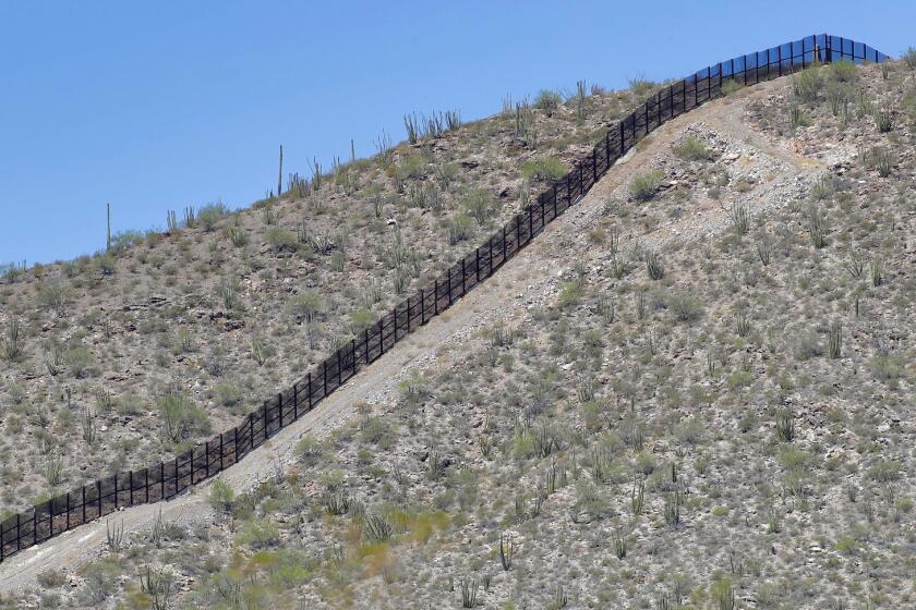 Sección del muro fronterizo que atraviesa el monumento nacional Organ Pipe en Lukeville, Arizona.