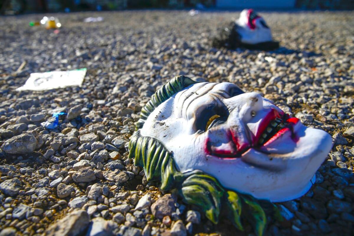 Máscaras del 'Joker' yacen en el suelo en el sitio de un tiroteo mortal en Greenville, Texas.