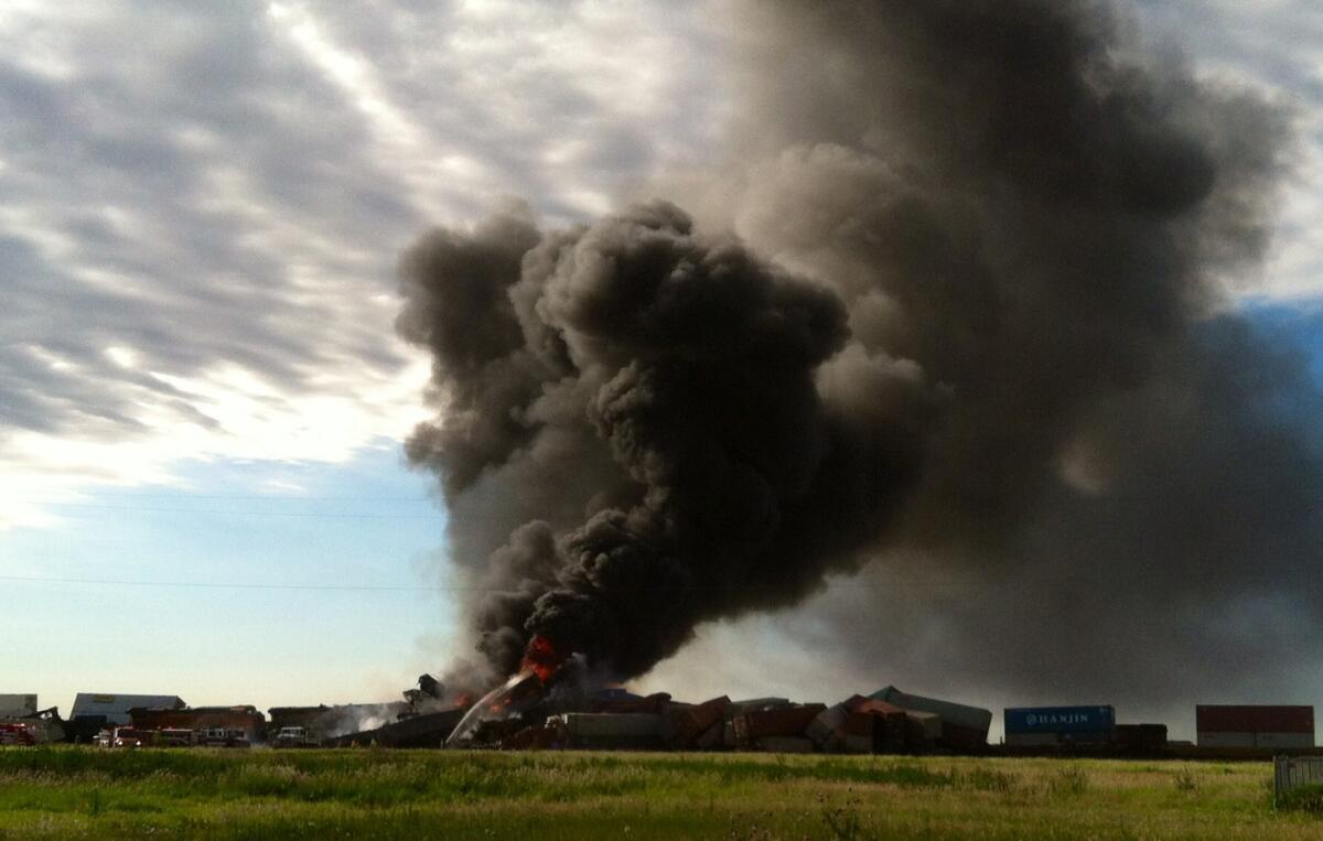 En esta foto proveída por Billy B. Brown, una columna de humo se alza de dos trenes de carga en llamas el martes, 28 de junio del 2016, tras un choque cerca de Panhandle, Texas. Tres tripulantes desaparecidos de los trenes muy probablemente murieron, dijo el miércoles el Departamento de Seguridad Pública del estado. (Billy B. Brown via AP)