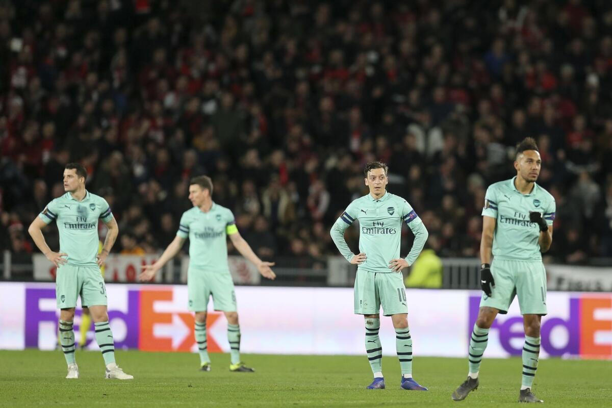 Los jugadores de Arsenal reaccionan tras el segundo gol de Rennes en el partido por los octavos de final de la Liga Europa, el jueves 7 de marzo de 2019. Rennes ganó 3-1. (AP Foto/David Vincent)