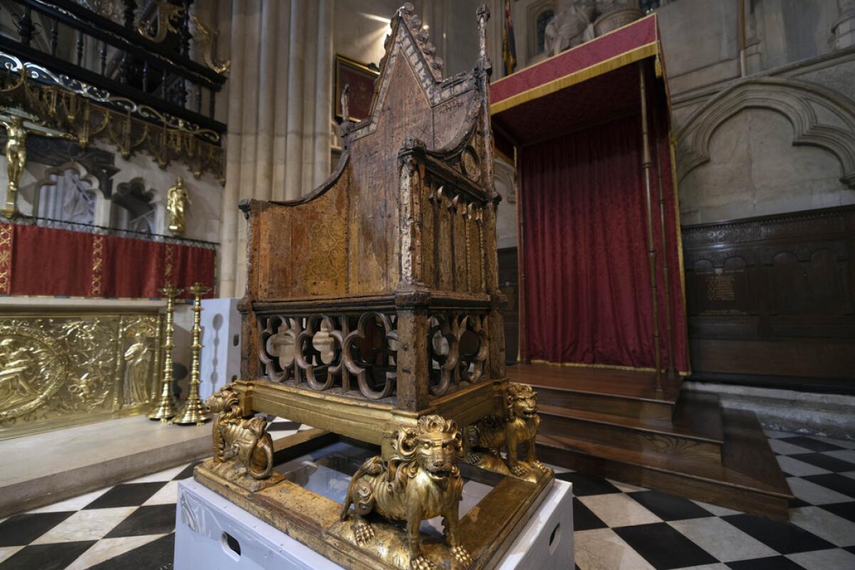 ARCHIVO - La Silla de Coronación en la Abadía de Westminster en Londres