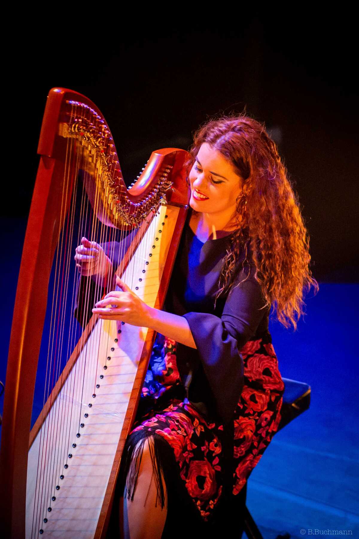 Estará como invitada especial Ana Crismán y su arpa flamenca.