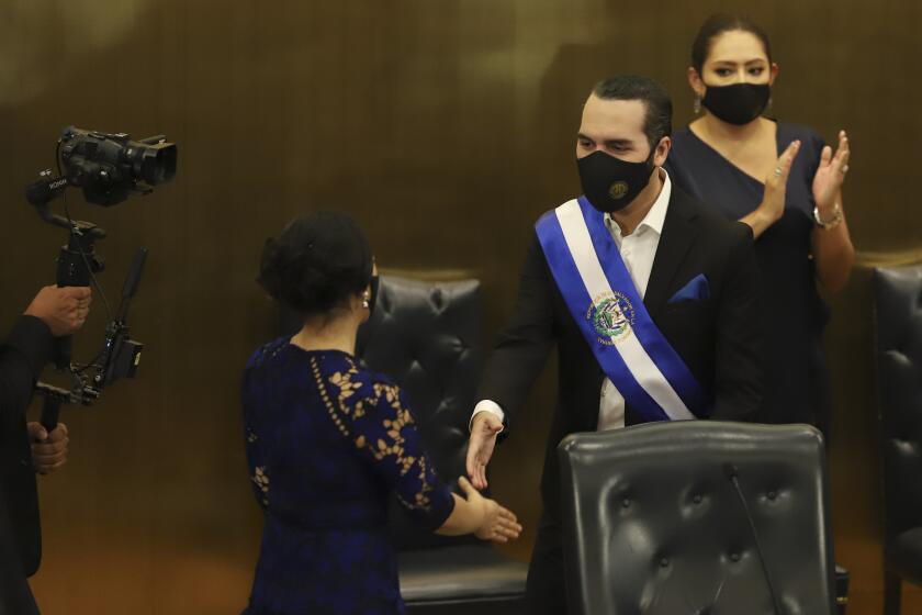 El presidente Nayib Bukele estrecha la mano de Suecy Callejas, vicepresidenta del Congreso, el martes 1 de junio de 2021.