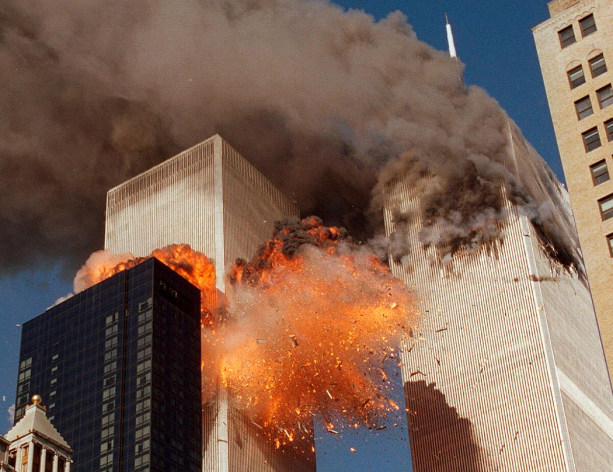 ARCHIVO - Una columna de humo se eleva desde una de las torres del World Trade Center,
