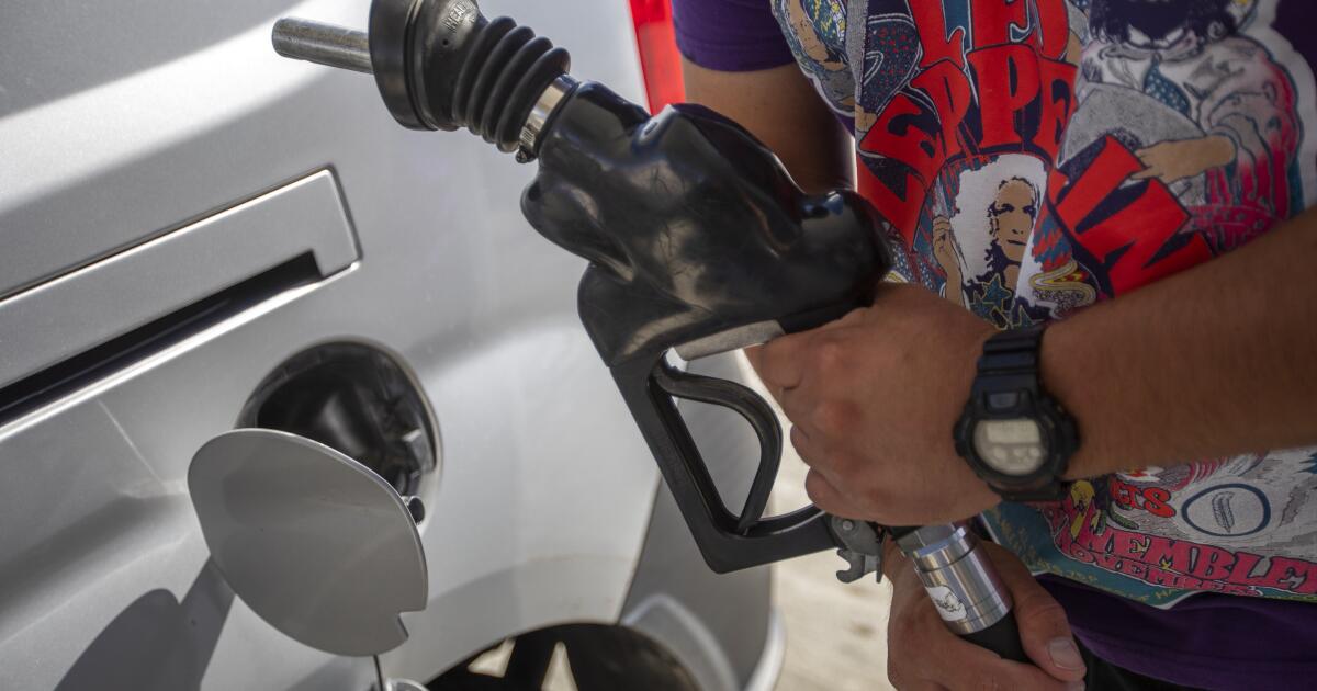 Kaliforniya düzenleyicileri yüksek gaz fiyatlarına şok edici bir umursamazlık gösteriyor